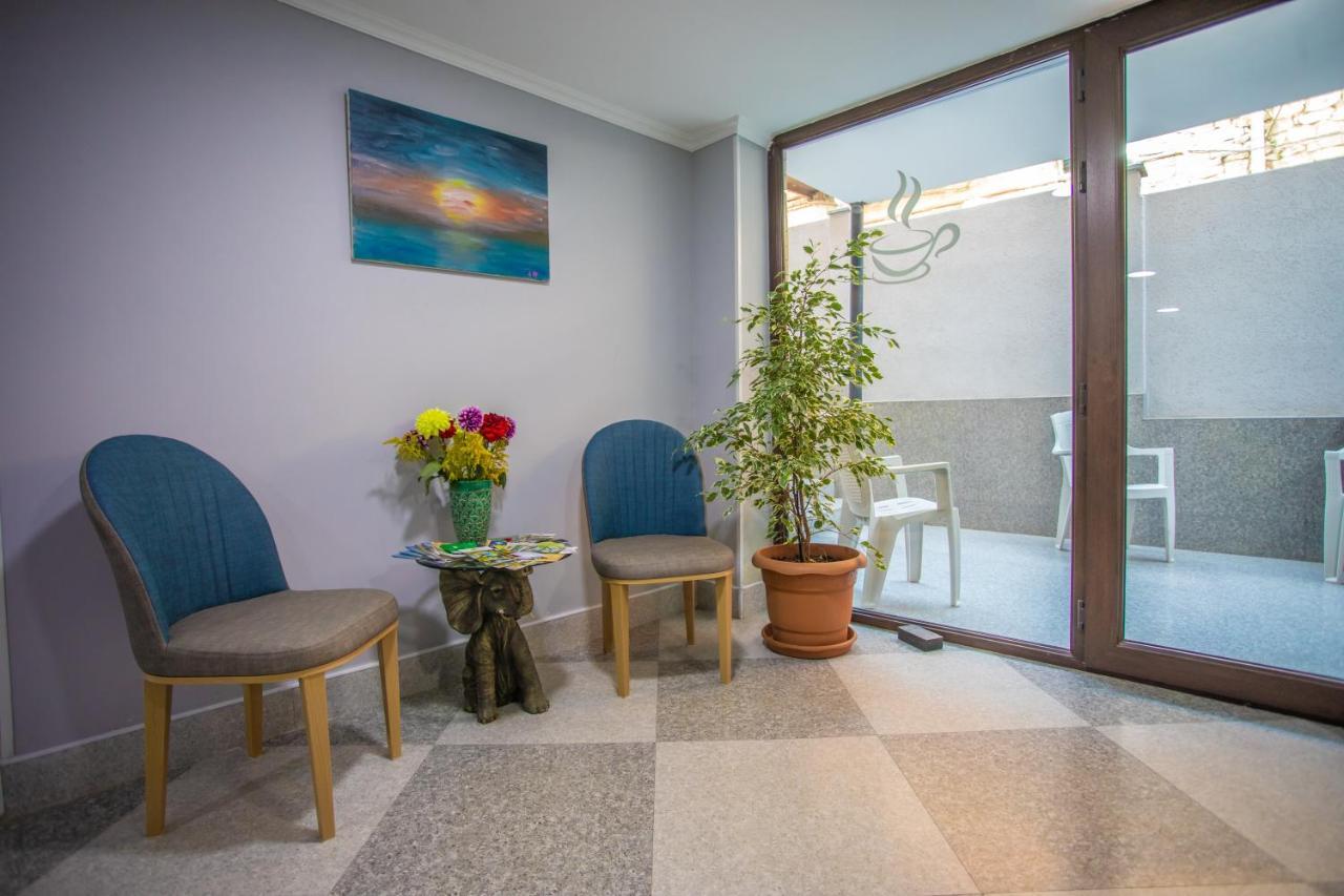 Peradia Hotel Koetaisi Buitenkant foto