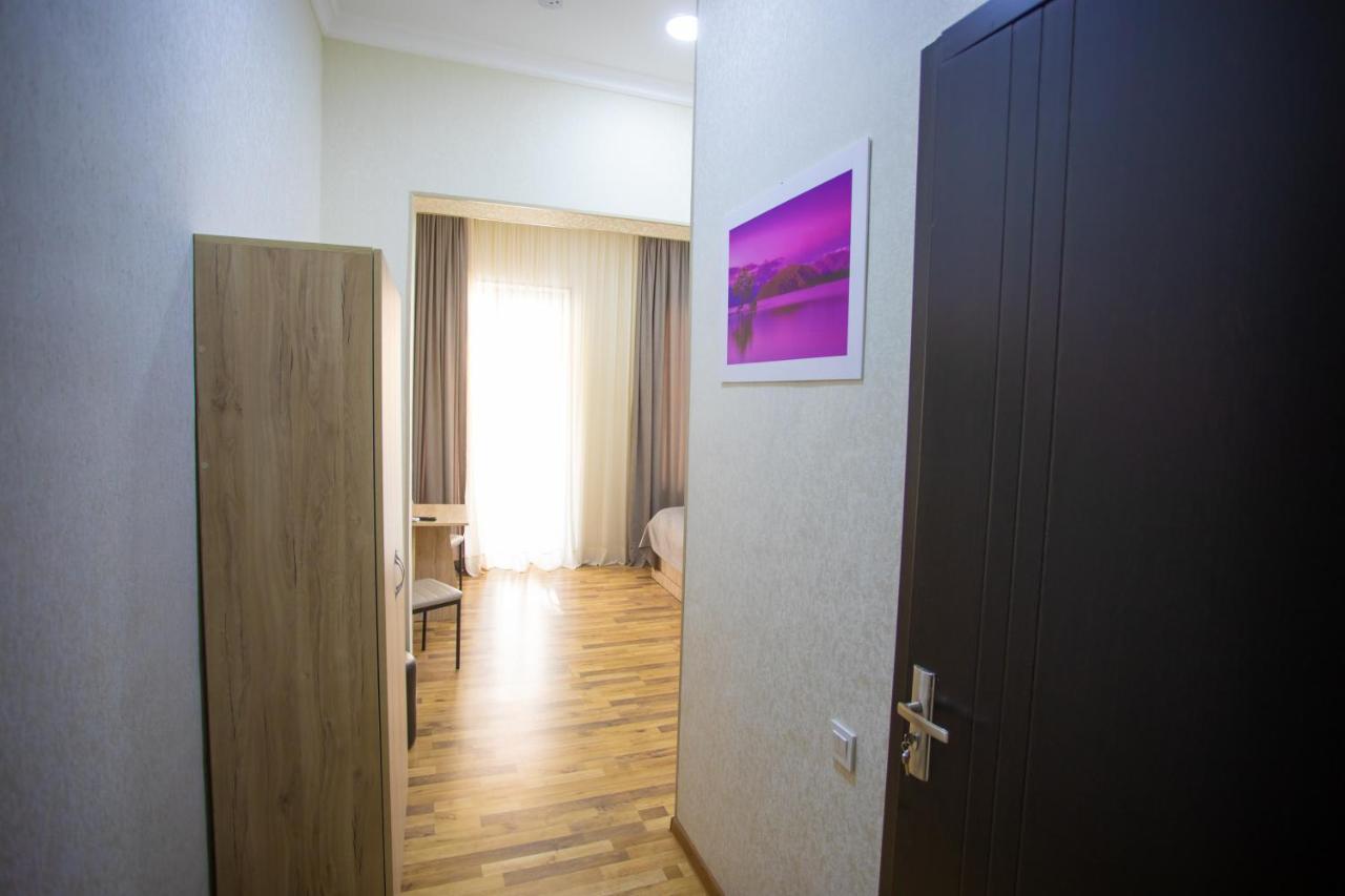Peradia Hotel Koetaisi Buitenkant foto