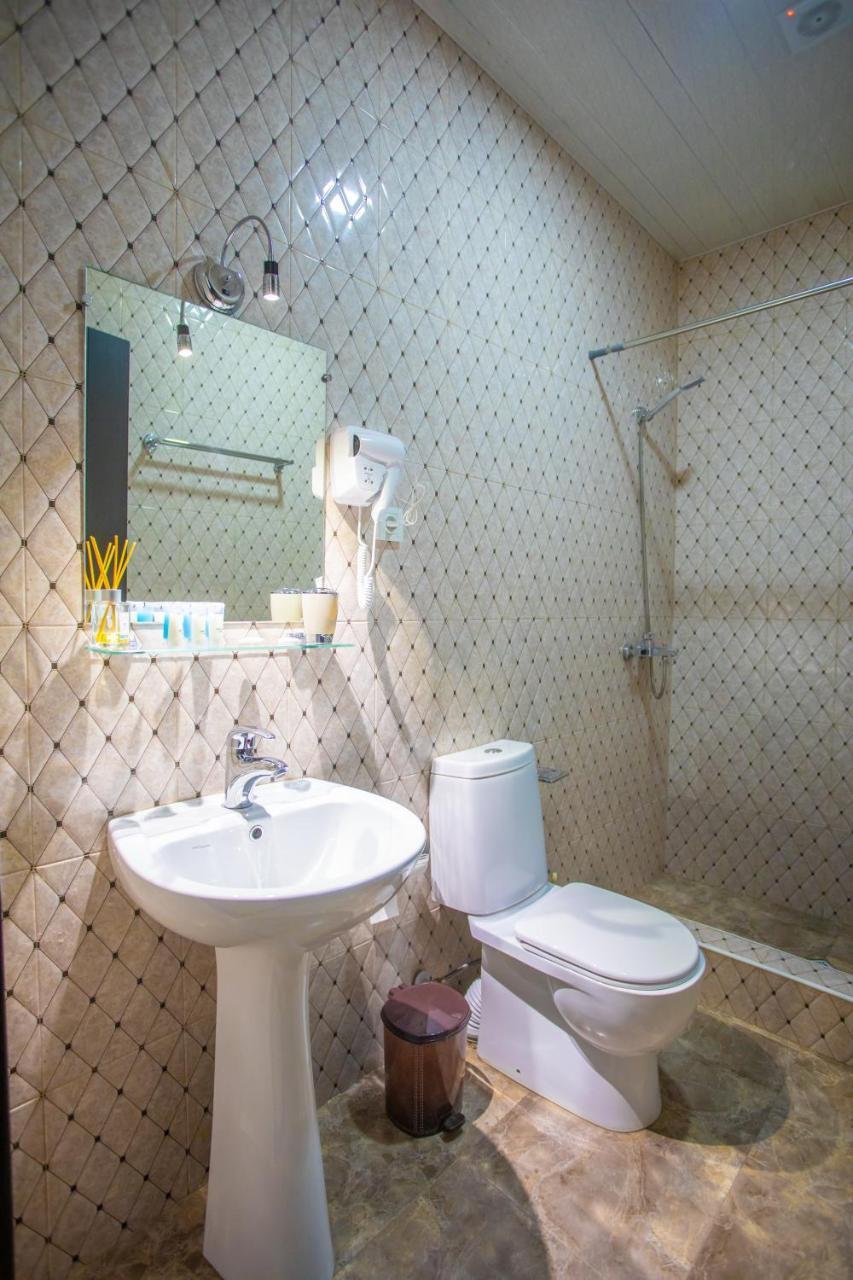 Peradia Hotel Koetaisi Buitenkant foto