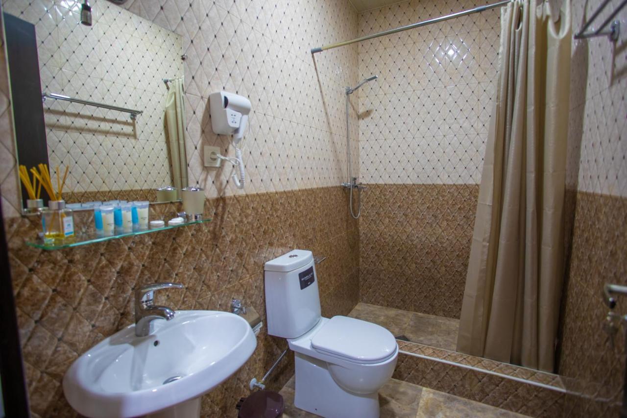 Peradia Hotel Koetaisi Buitenkant foto