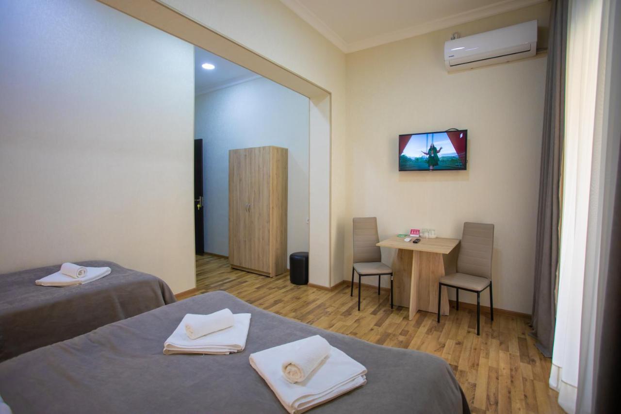 Peradia Hotel Koetaisi Buitenkant foto