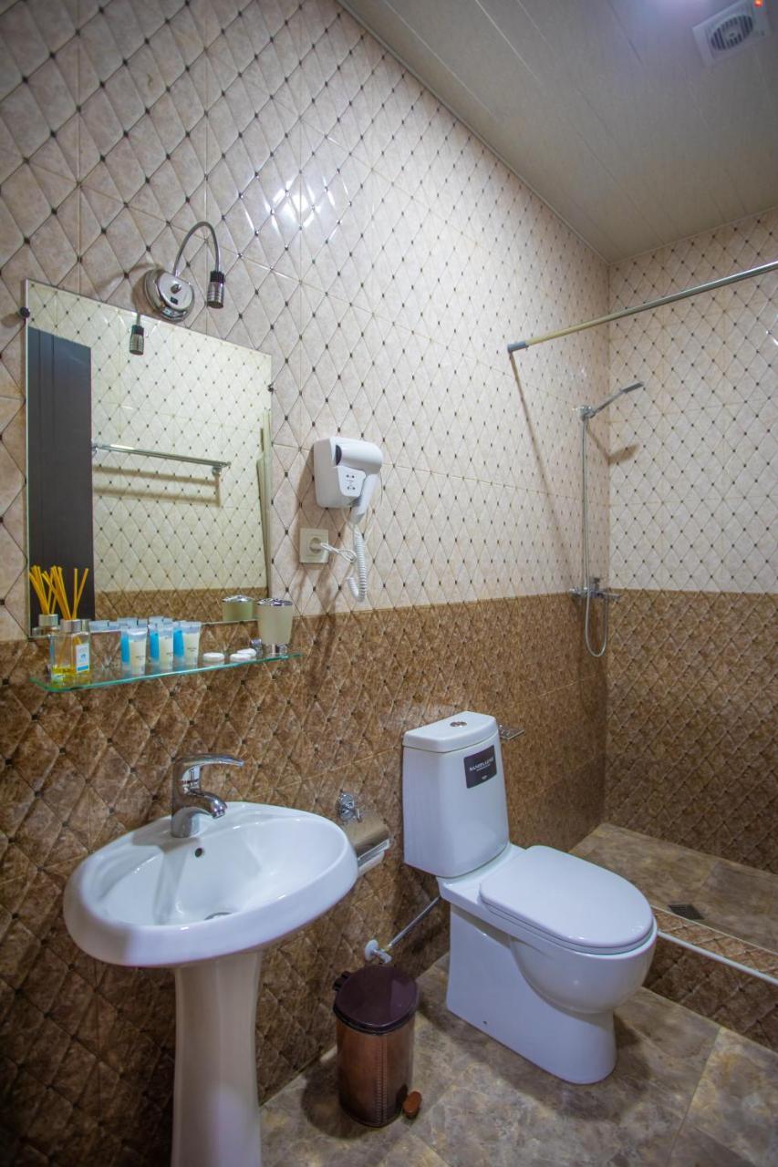 Peradia Hotel Koetaisi Buitenkant foto