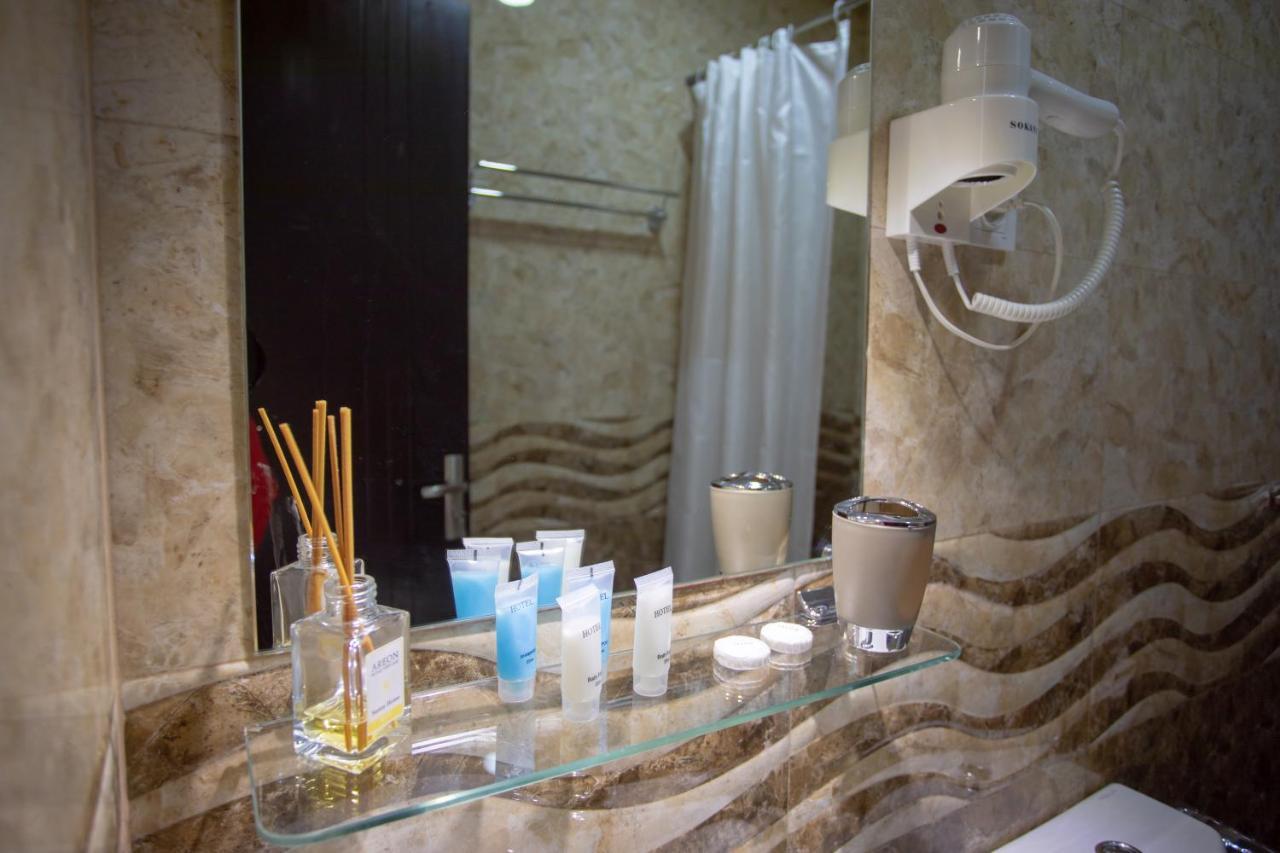 Peradia Hotel Koetaisi Buitenkant foto